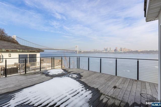 27 Shore Road, Edgewater, NJ 07020