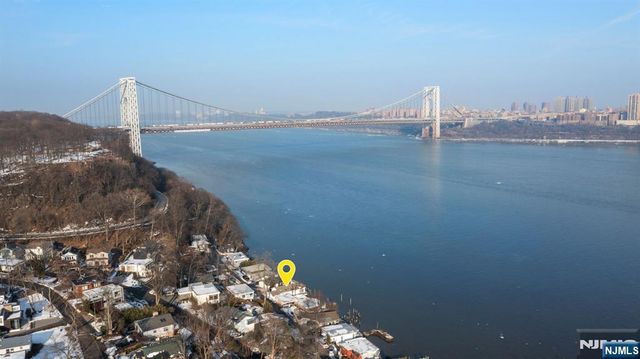 27 Shore Road, Edgewater, NJ 07020