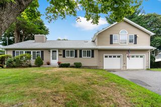 124 Watuppa Ave, Somerset, MA 02726