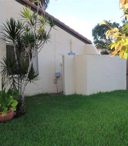 2925 Azalea Dr, Hollywood, FL 33026