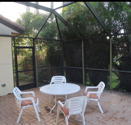 2925 Azalea Dr, Hollywood, FL 33026