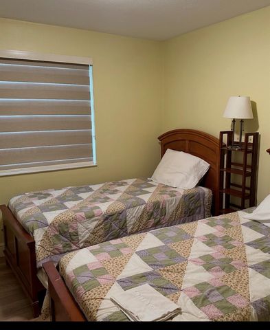 2925 Azalea Dr, Hollywood, FL 33026