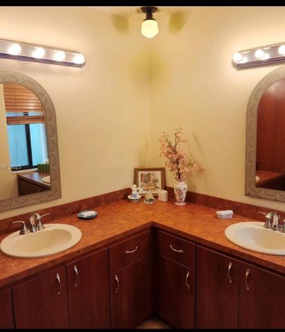 2925 Azalea Dr, Hollywood, FL 33026