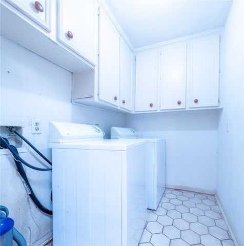 9168 Wilcrest Drive 9168, Houston, TX 77099
