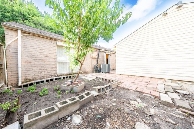 9168 Wilcrest Drive 9168, Houston, TX 77099