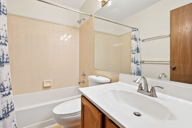 1404 W Sapphire Drive, Hoffman Estates, IL 60192