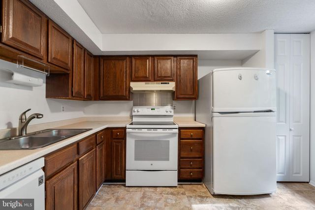 8164 CURVING CREEK CT, Springfield, VA 22153