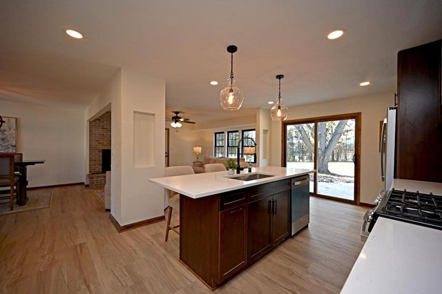 2115 Genesee STREET, Delafield, WI 53018