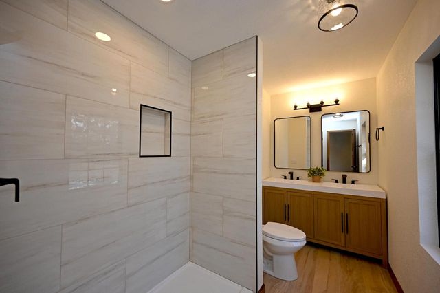 2115 Genesee STREET, Delafield, WI 53018