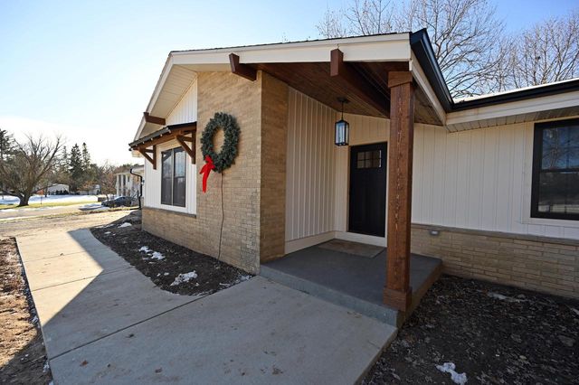 2115 Genesee STREET, Delafield, WI 53018