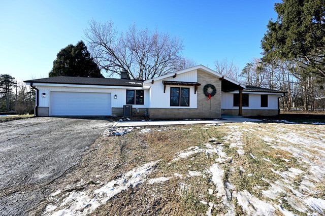 2115 Genesee STREET, Delafield, WI 53018