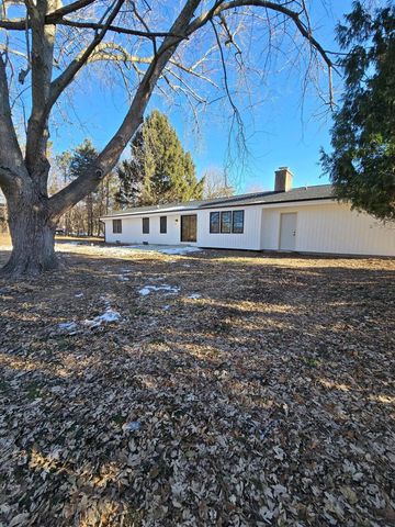 2115 Genesee STREET, Delafield, WI 53018