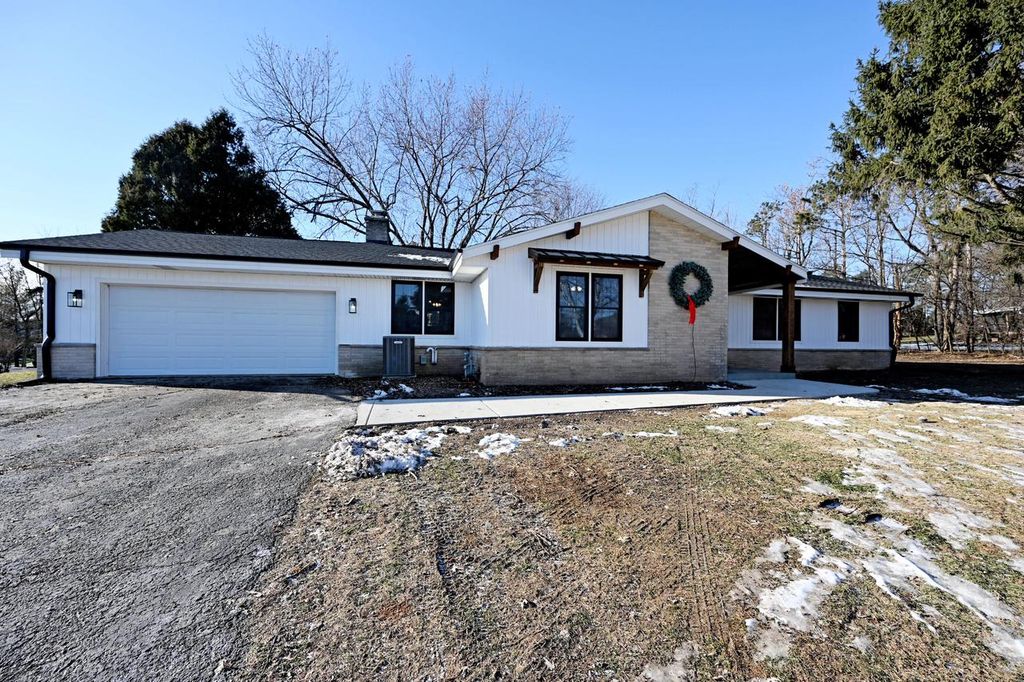 2115 Genesee STREET, Delafield, WI 53018