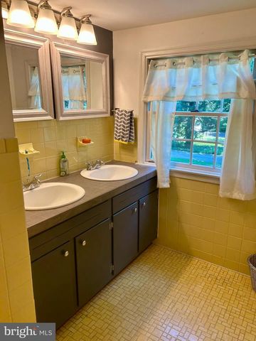 100 S SHORE DR, Dover, DE 19901