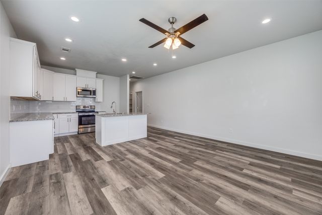 924 W Collins Street, Denison, TX 75020