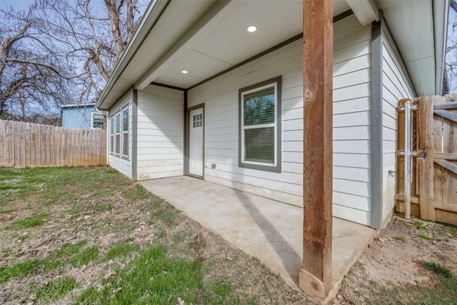 924 W Collins Street, Denison, TX 75020
