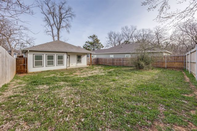 924 W Collins Street, Denison, TX 75020