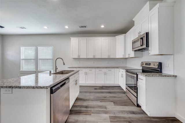 924 W Collins Street, Denison, TX 75020