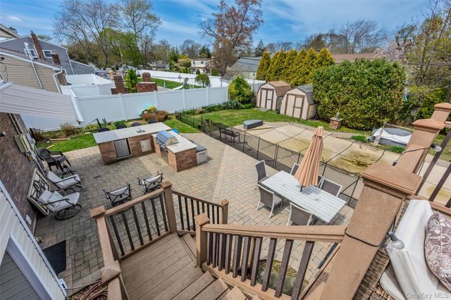 17 Seaver Lane, Smithtown, NY 11787