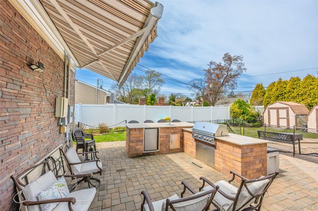 17 Seaver Lane, Smithtown, NY 11787