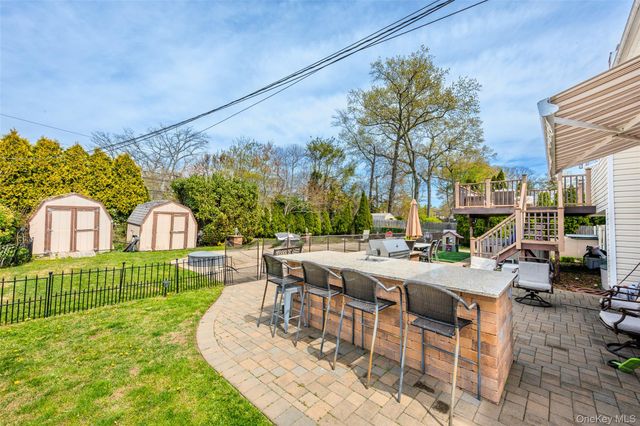 17 Seaver Lane, Smithtown, NY 11787