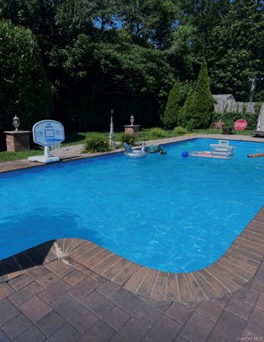 17 Seaver Lane, Smithtown, NY 11787