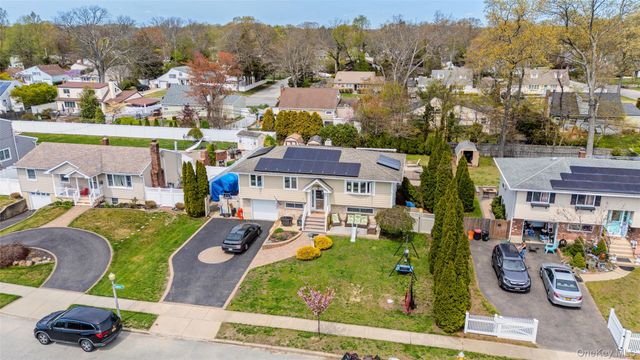 17 Seaver Lane, Smithtown, NY 11787