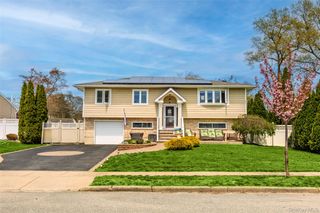 17 Seaver Lane, Smithtown, NY 11787