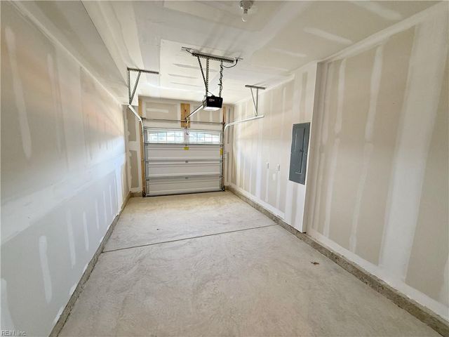 1543 Waltham LN, Newport News, VA 23608