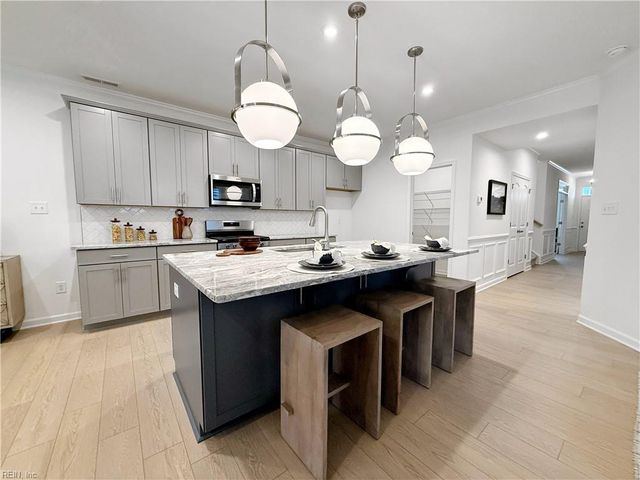 1543 Waltham LN, Newport News, VA 23608