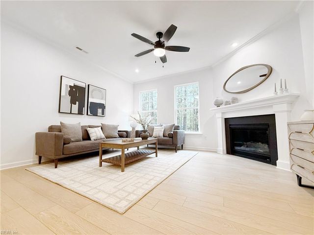 1543 Waltham LN, Newport News, VA 23608