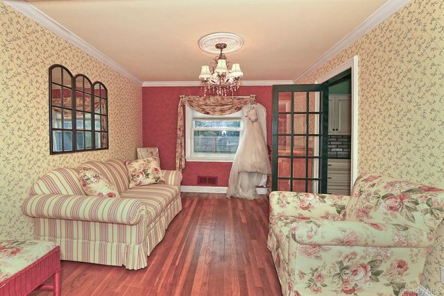 10 Linford Lane, Melville, NY 11747