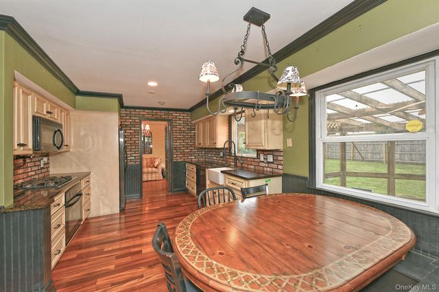 10 Linford Lane, Melville, NY 11747