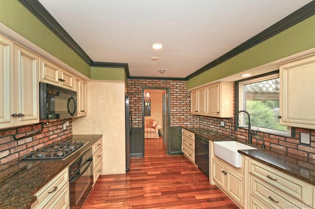 10 Linford Lane, Melville, NY 11747