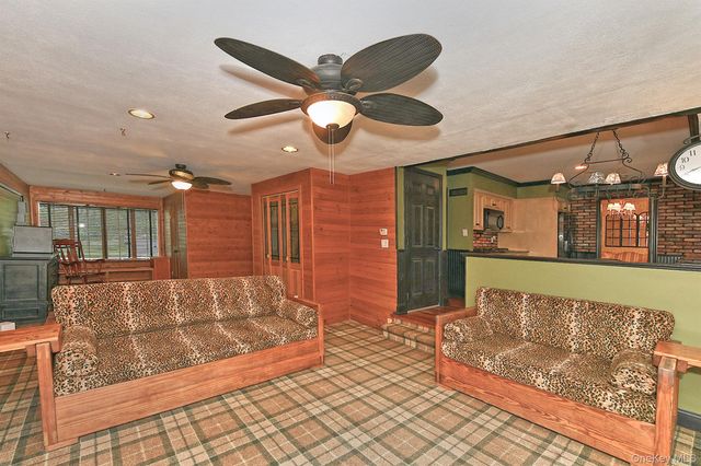 10 Linford Lane, Melville, NY 11747