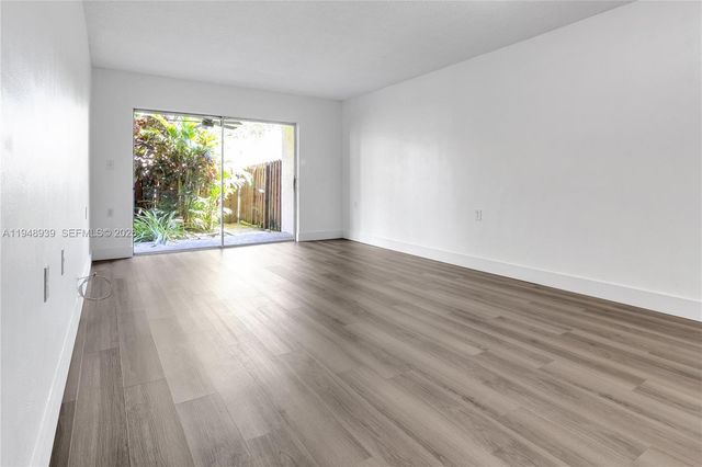 11273 SW 88th St 116J, Miami, FL 33176