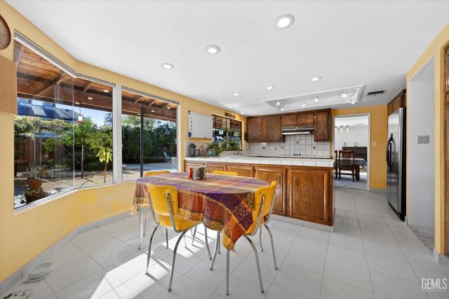 1912 Glenbrea Court, Bakersfield, CA 93309