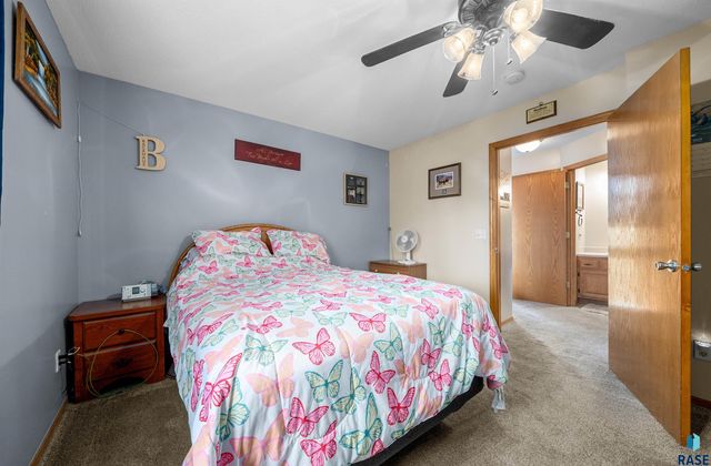 1810 S Campbell Trl Trail, Sioux Falls, SD 57106