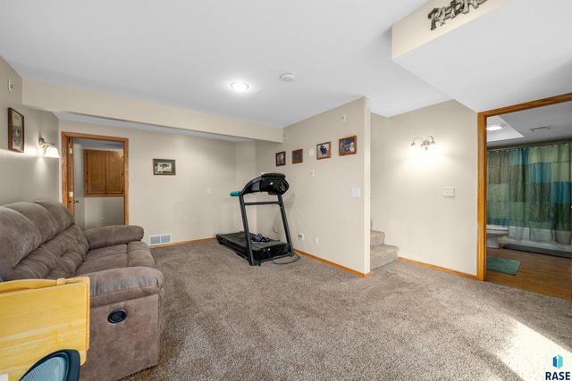 1810 S Campbell Trl Trail, Sioux Falls, SD 57106