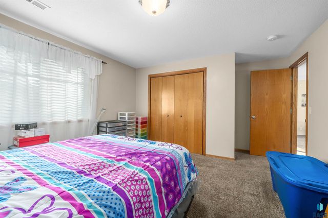 1810 S Campbell Trl Trail, Sioux Falls, SD 57106