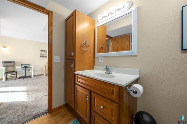 1810 S Campbell Trl Trail, Sioux Falls, SD 57106