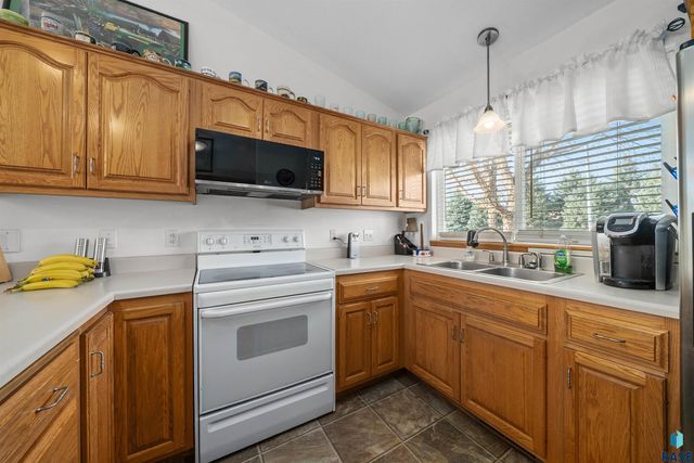 1810 S Campbell Trl Trail, Sioux Falls, SD 57106