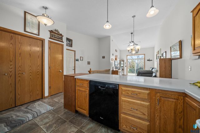 1810 S Campbell Trl Trail, Sioux Falls, SD 57106