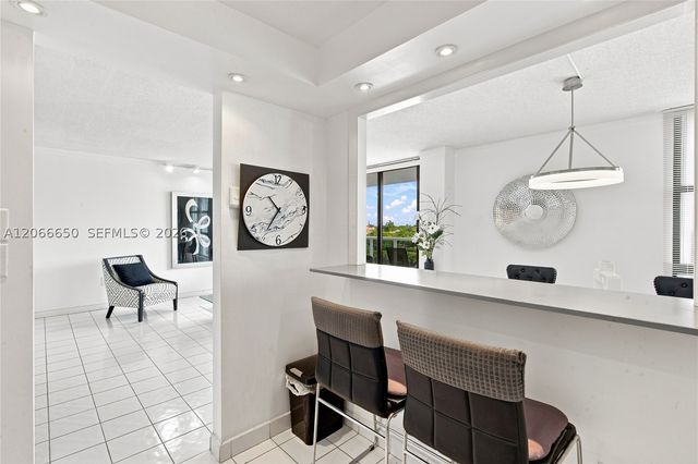3675 N Country Club Dr 401, Aventura, FL 33180