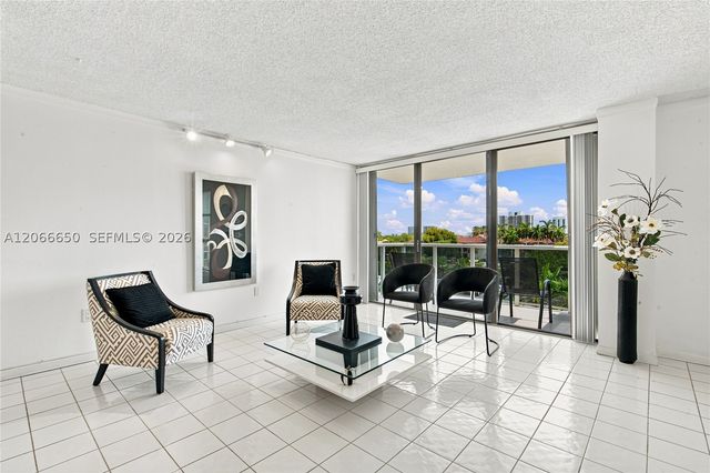 3675 N Country Club Dr 401, Aventura, FL 33180