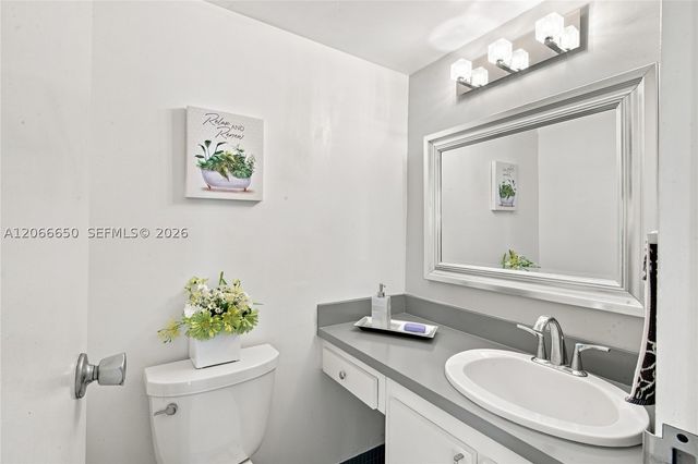 3675 N Country Club Dr 401, Aventura, FL 33180