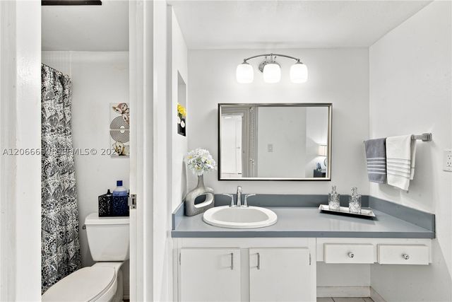 3675 N Country Club Dr 401, Aventura, FL 33180