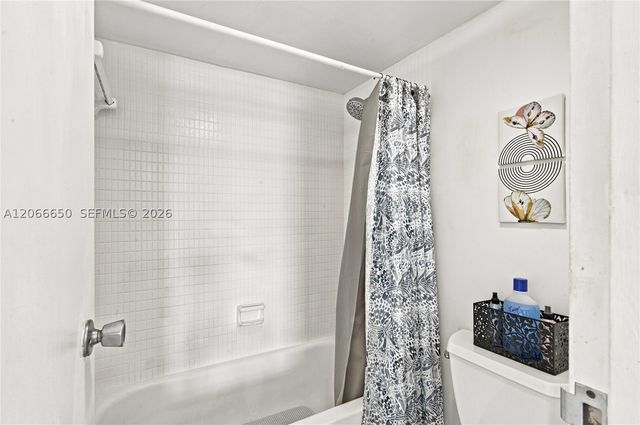 3675 N Country Club Dr 401, Aventura, FL 33180