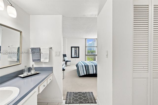 3675 N Country Club Dr 401, Aventura, FL 33180