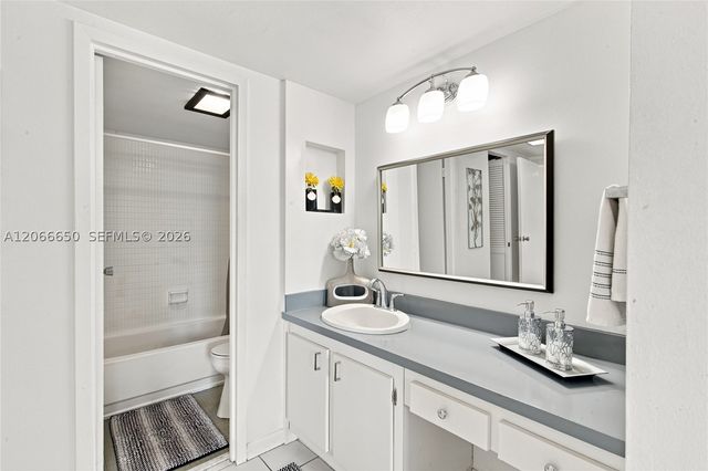 3675 N Country Club Dr 401, Aventura, FL 33180